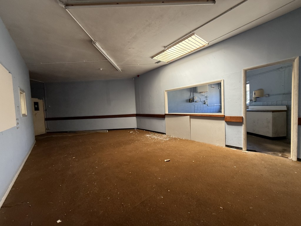 Lot: 29 - SUBSTANTIAL CITY CENTRE FREEHOLD COMMERCIAL BUILDING WITH INCOME AND ASSET MANAGEMENT POTENTIAL - Staff Canteen area